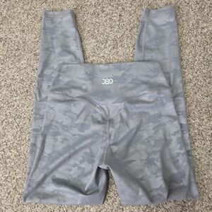 J80 Fit Gray Camo Leggings Size Medium V‎ Back